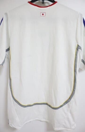 Japan 2006 away shirt, back: white with a subtle tonal curved graphic and red collar trim.